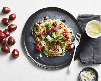 Spaghetti Toma’muse met feta, olijven en rucola 